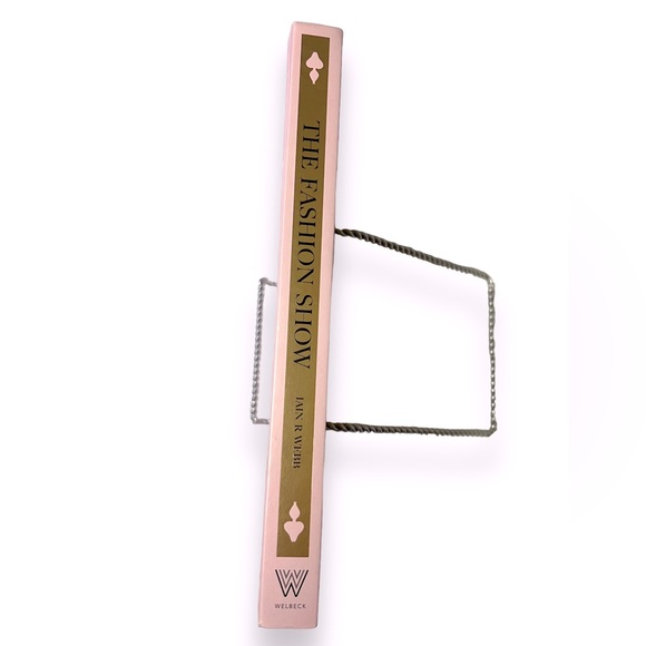 The Fashion Show Book - the Stories, Invites & Art of 300 Landmark Shows - Picture 3 of 7